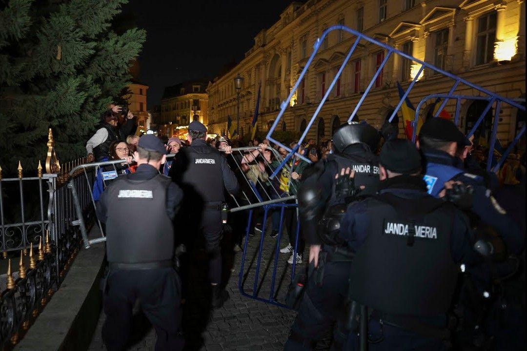 Utcai harcok robbantak ki a román fővárosban Georgescu hívei és a csendörök között