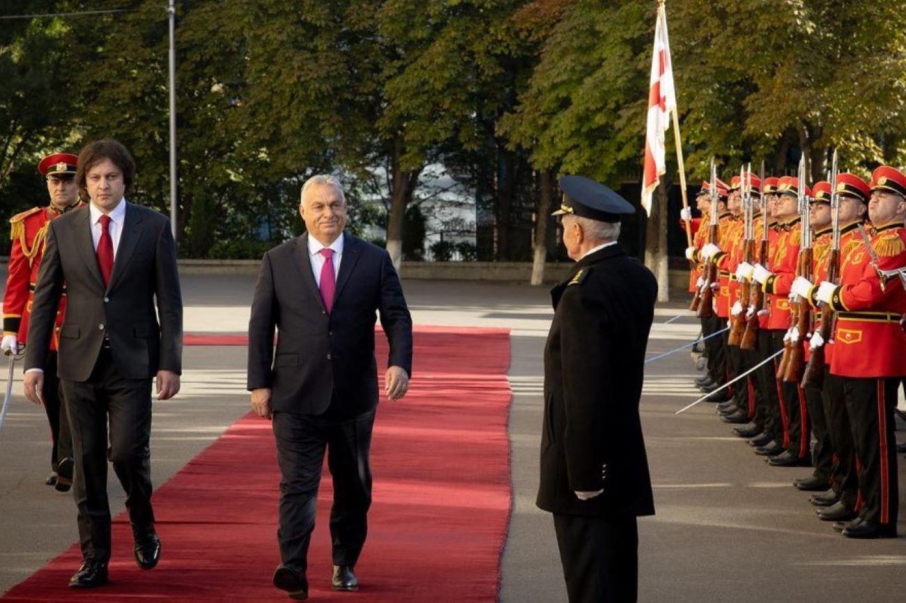 Egyre szorultabb helyzetbe kerülhet Orbán grúziai szövetségese