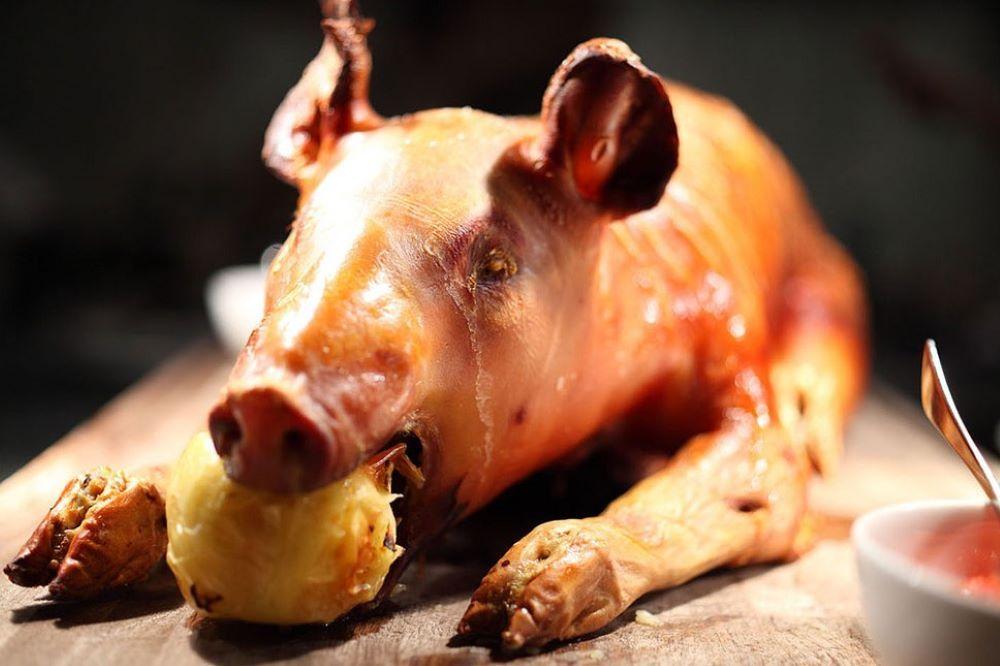 Hitegetnek, ámítanak, áltatnak, ígérgetnek, csábítanak, fogadkoznak…