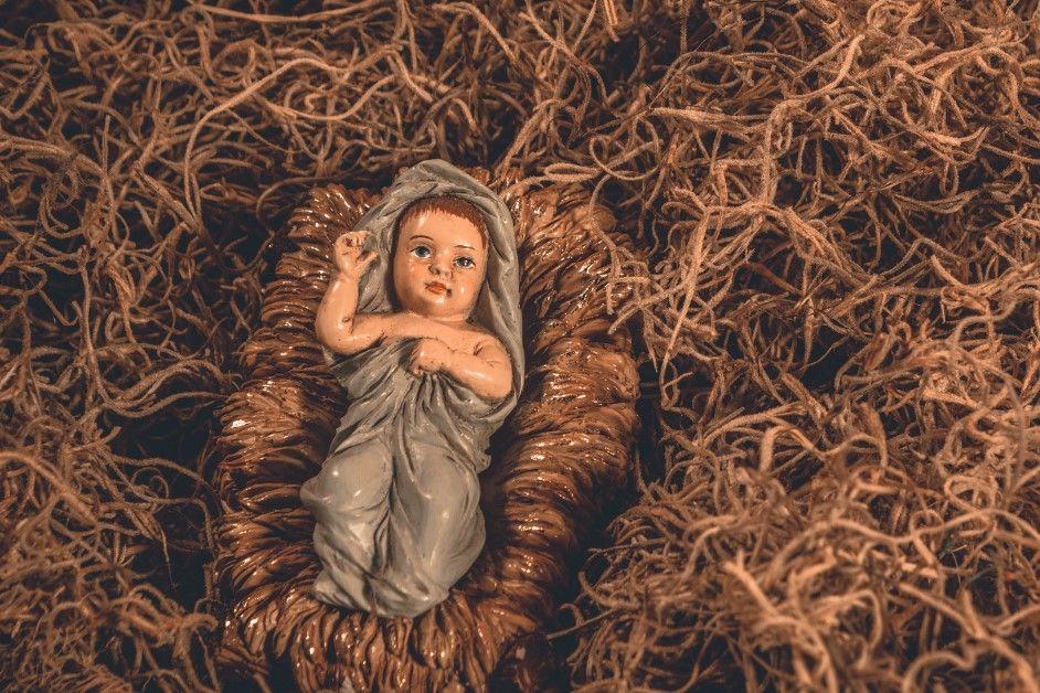 Ökölbe szoruló kezek a szeretet ünnepén