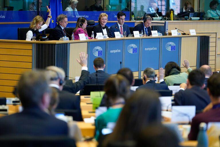 Minden EU-s forrás kifizetését a jogállamisághoz kötnék, a renitens államoknál a közvetlen haszonélvezők járhatnának jól