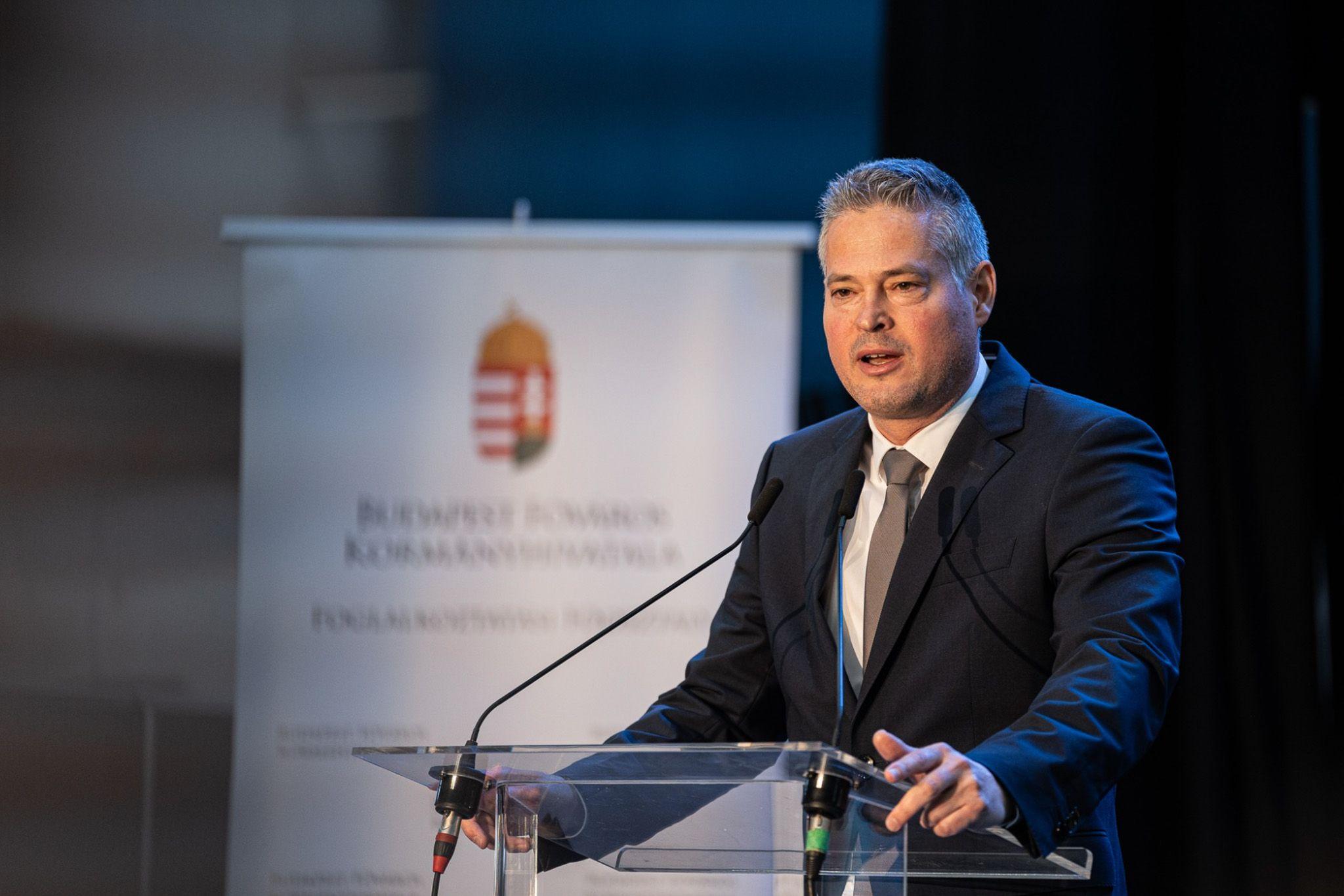 Rendőrségi nyomozás indult Sára Botond balatonfüredi telke ügyében