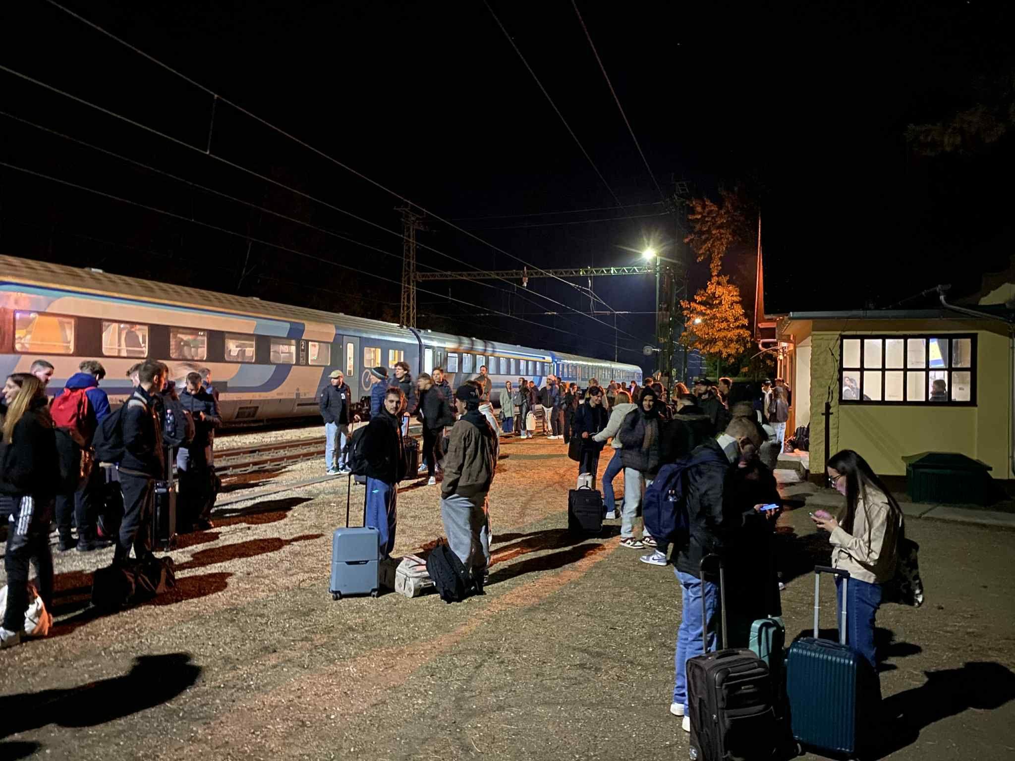 Ismét csődöt mondott a MÁV, órákig várakoztak a sötétben a Szombathelyről Budapestre tartó vonat utasai 