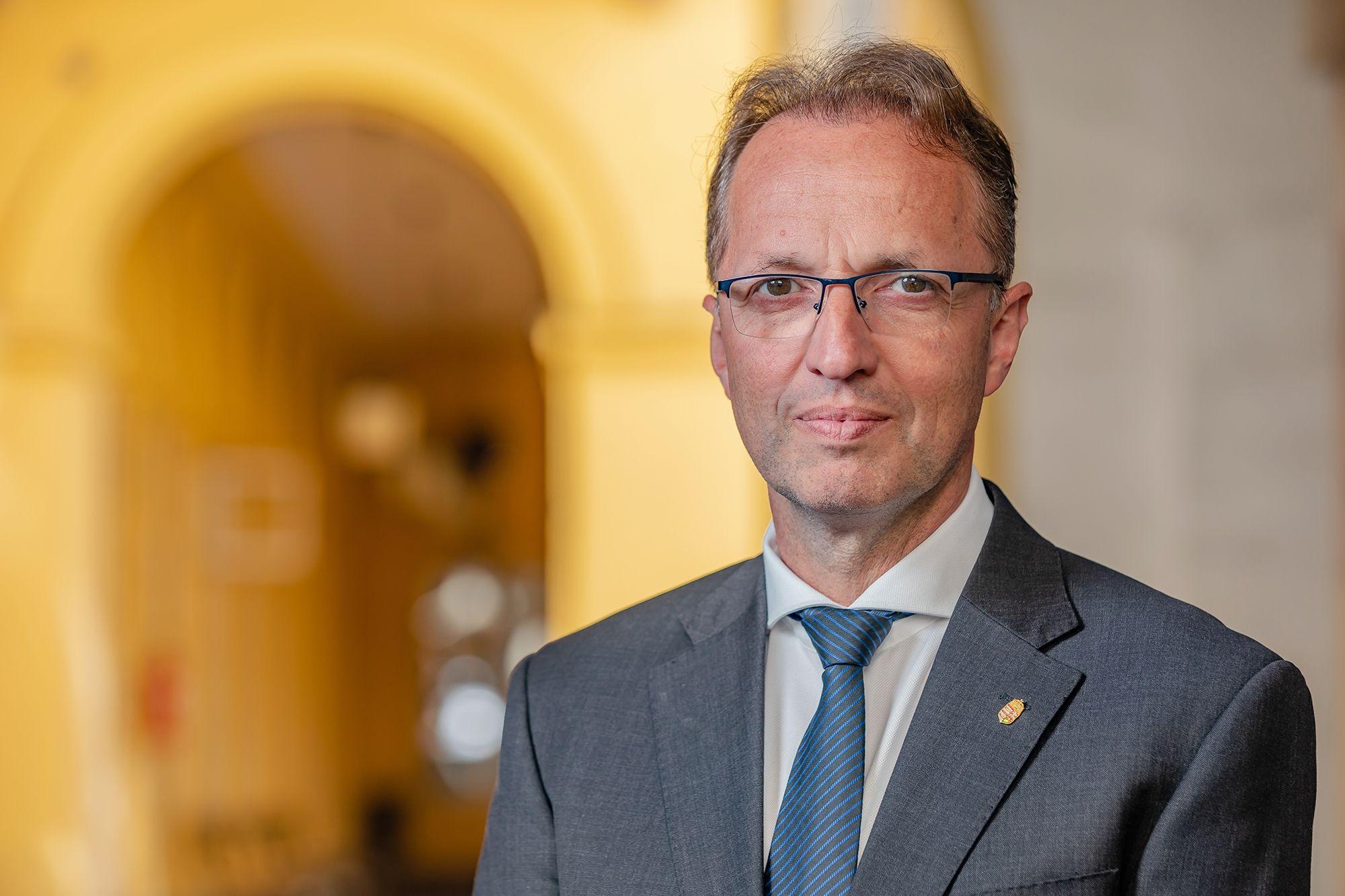 Carlos a csivava és a Jobbos nagyik - kétharmados többségben a kamuprofilok Tarnai Richárd követői között