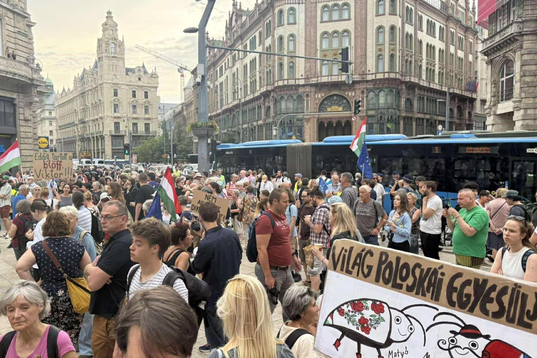 ÉLŐ KÖZVETÍTÉSEK: Budapesten és Veszprémben is tüntetnek a fideszes "elnémítási" törvény ellen