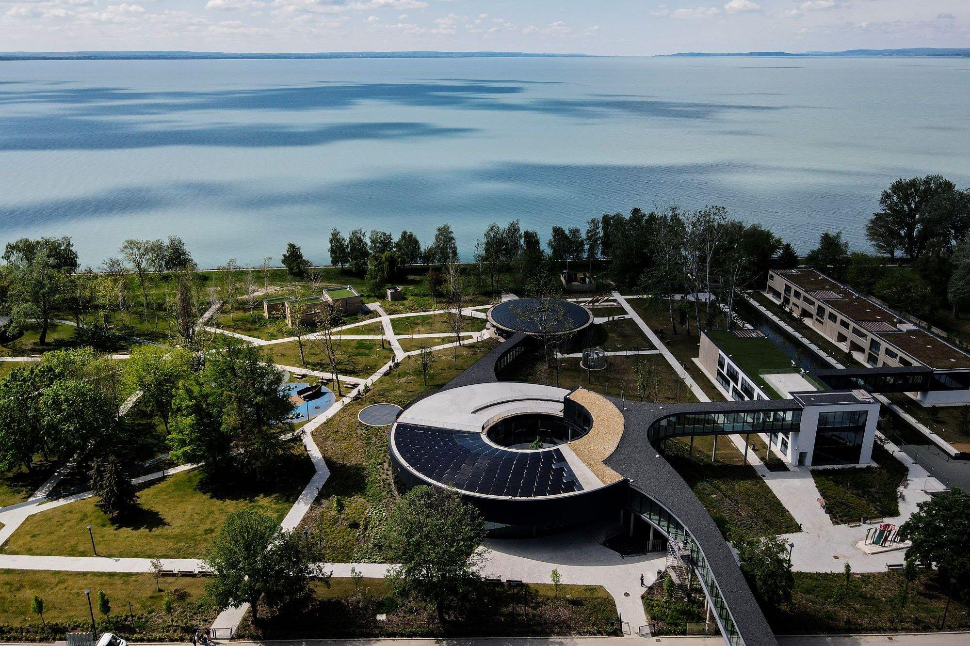 Eladják a Matolcsy-féle MNB balatonakarattyai üdülőkomplexumát