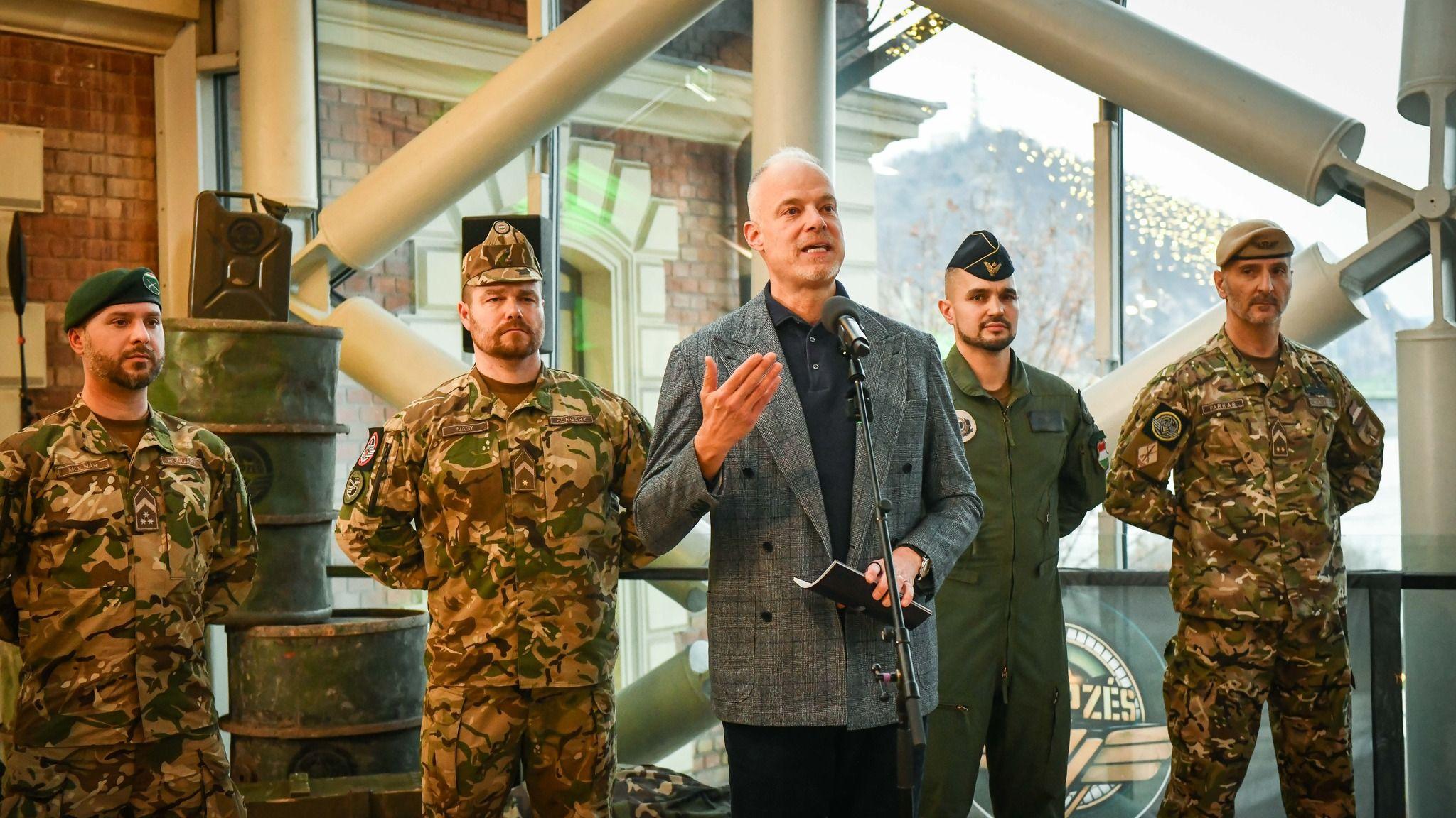 Tilos politizálniuk az önkéntes tartalékosoknak szolgálatban