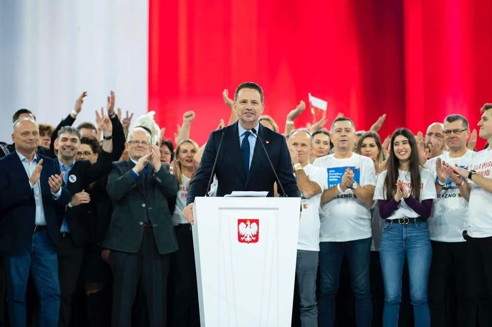 A kormánypárti jelölt nyerte a lengyel elnökválasztás első fordulóját, de nem lefutott a második forduló