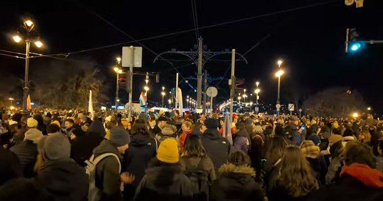 Hídblokáddal ért véget a gyülekezési törvény szigorítása elleni tüntetés