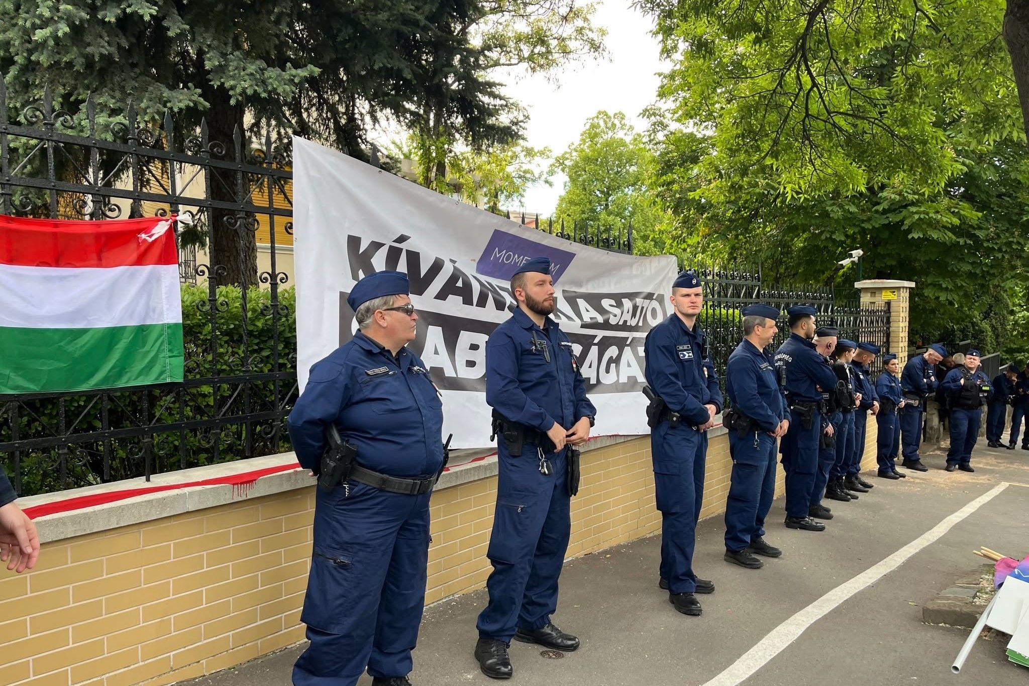 Rendőrsorfallal védték a tüntetők elől a Szuverenitásvédelmi Hivatal székházát
