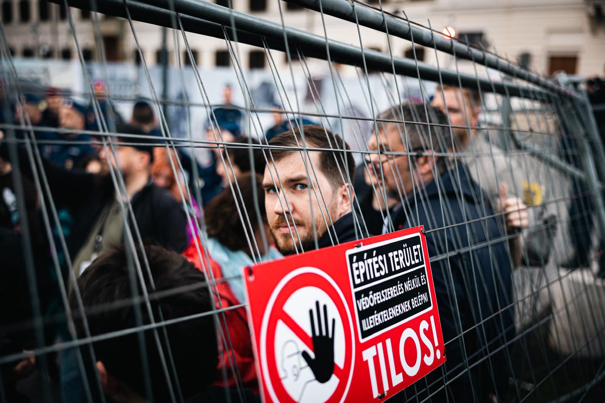 Százmilliókat ajánlottak az induláson gondolkozó ellenzéki pártoknak