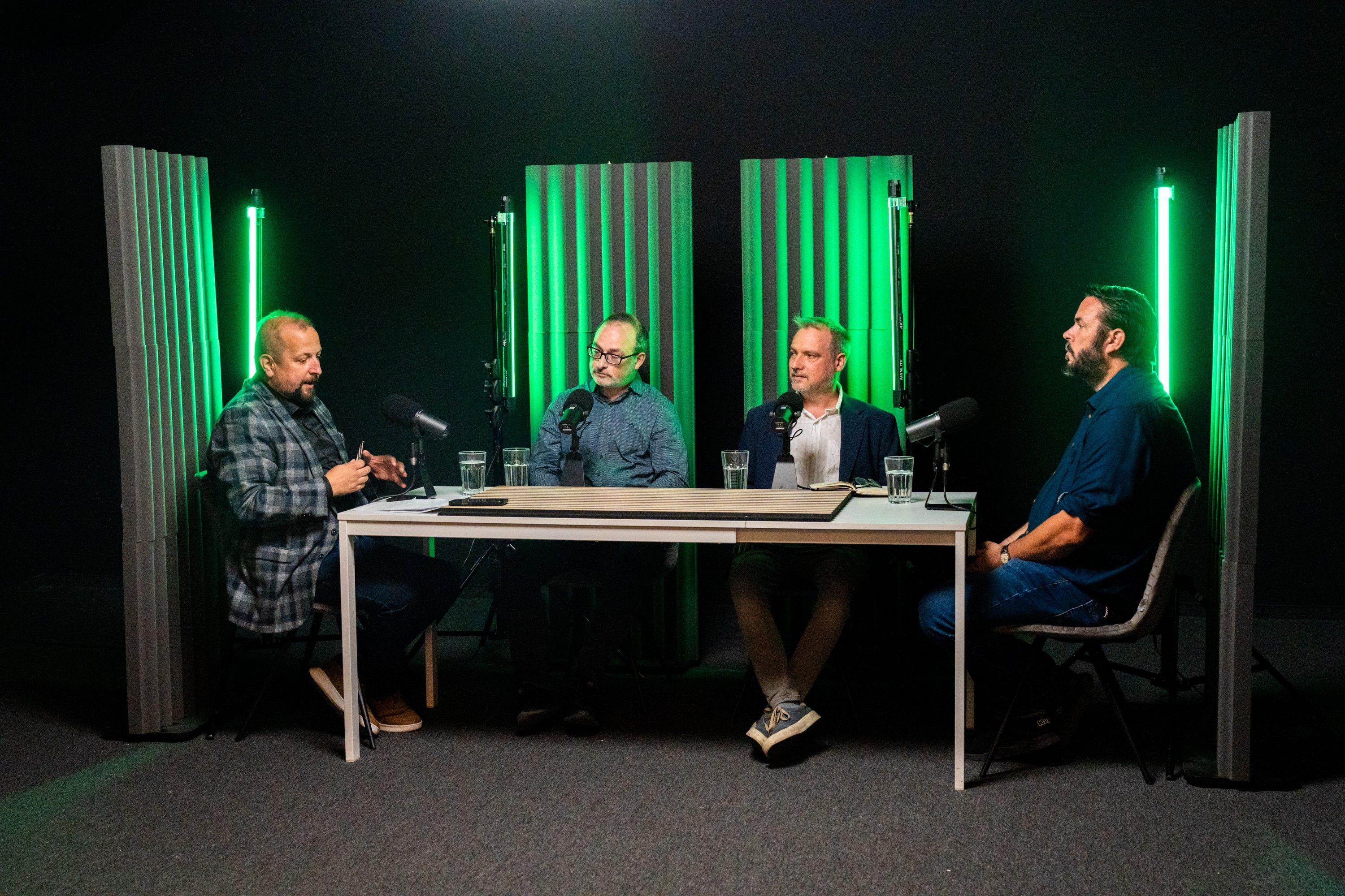 Szabadsajtó Klub: Orbán ablaka alatt a Vörös Hadsereg szerenádozik