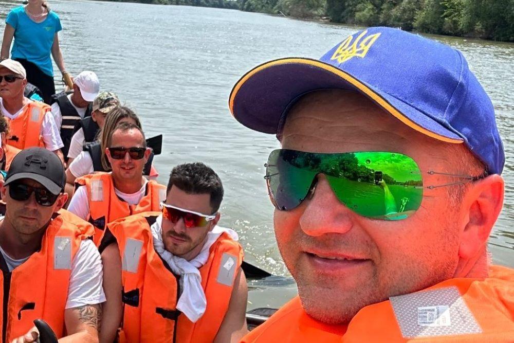 Ukrán címeres sapkában nyomja a fideszes polgármester az ukránellenes propagandát