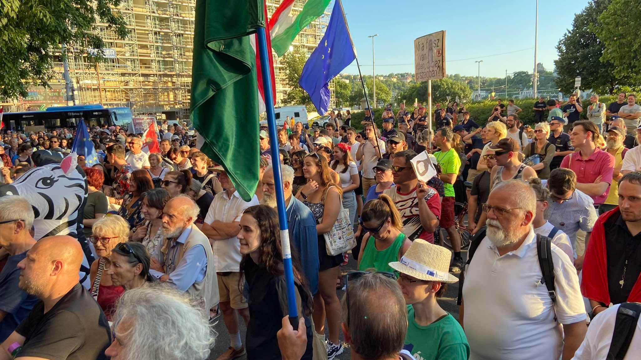 A Belügyminisztérium előtt ért véget a XVI. Hadházy-tüntetés