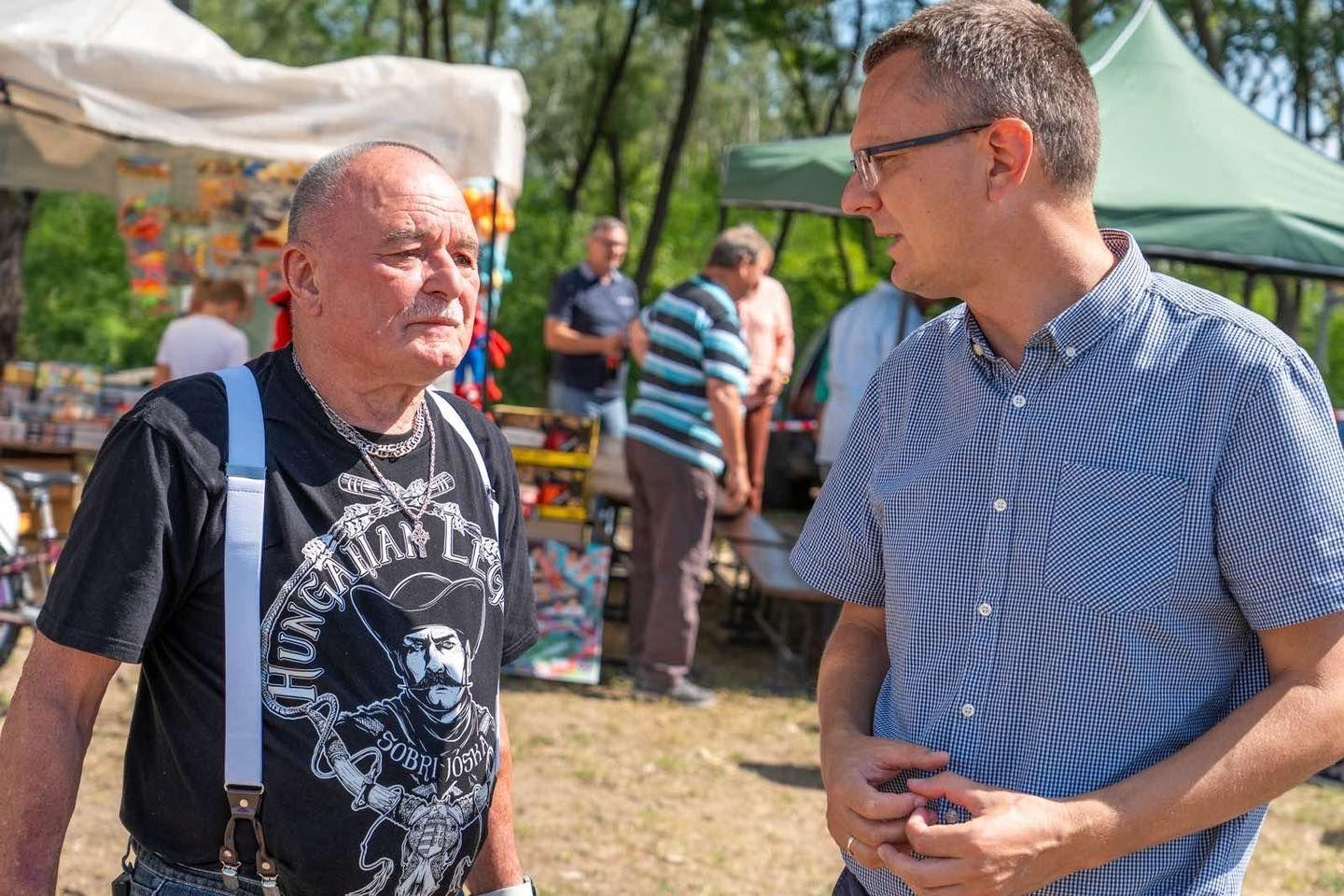 A polgármesternél tiltakoznak Rétvári Bence adventi beszéde miatt az őrbottyániak