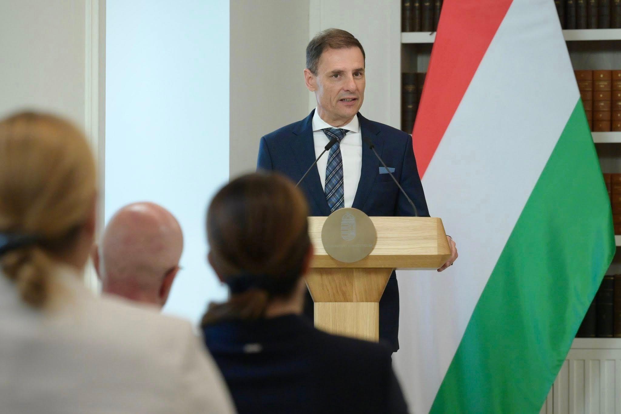 Hiába a törvény: négy hónap után sem függesztettek fel állampolgárságot