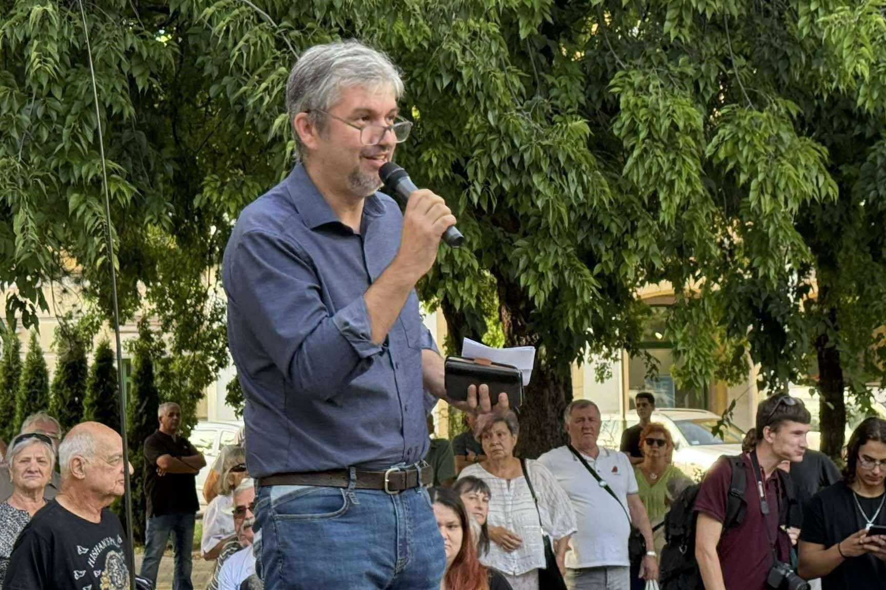 Ezúttal Dunaújvárosban tüntetett Hadházy Ákos