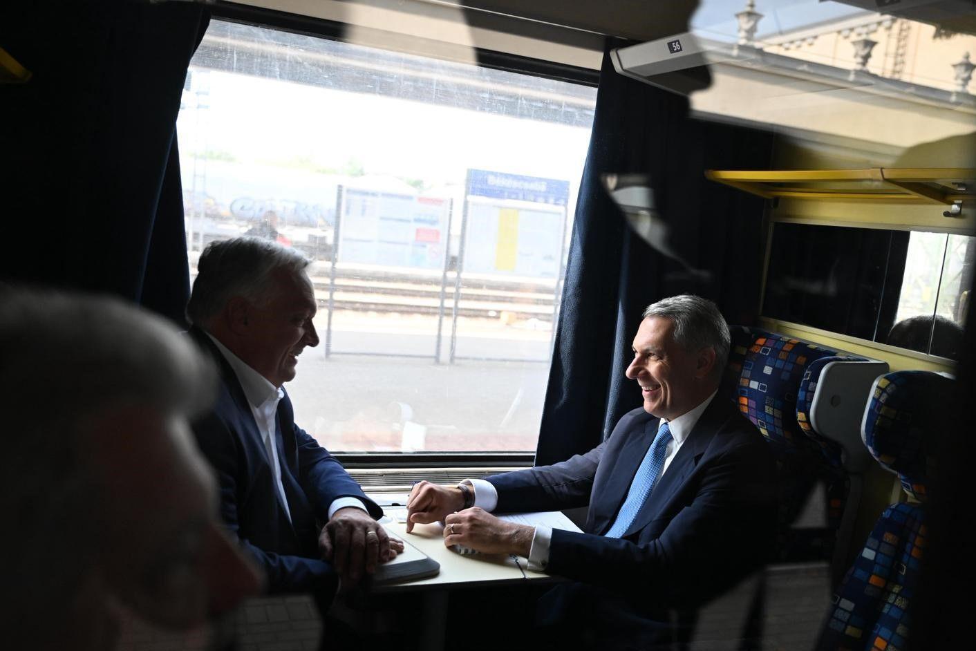 „Titeket is el lehet takarítani vécékefével!” - reakciók Lázár durva kijelentésére