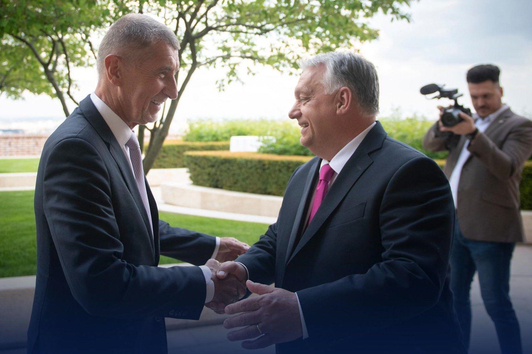 Orbán Viktor ujjong, hogy Csehország is a populizmus útjára lépett