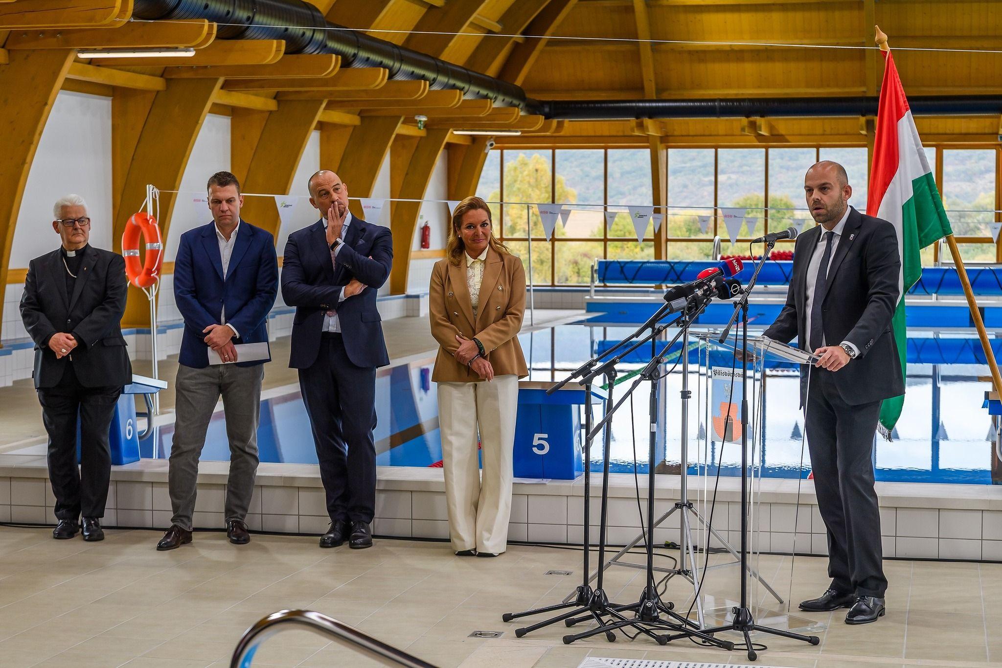 Szétestek a Fidesz-közeli civilek Pilisvörösváron, teljes a káosz a testületben