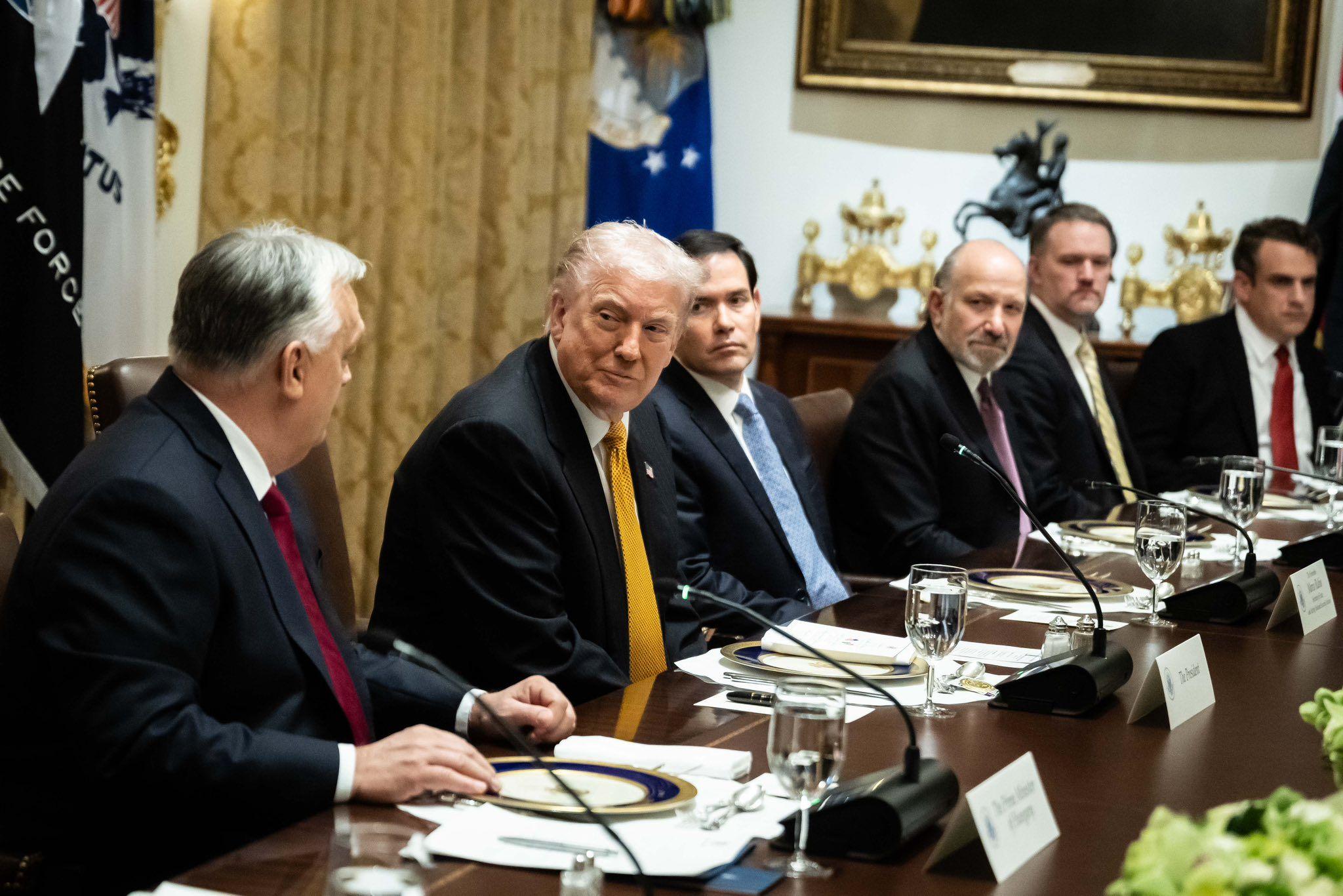 Trump nagyon megdicsérte Orbánt, aki Amerikában is rezsiharcot vívott