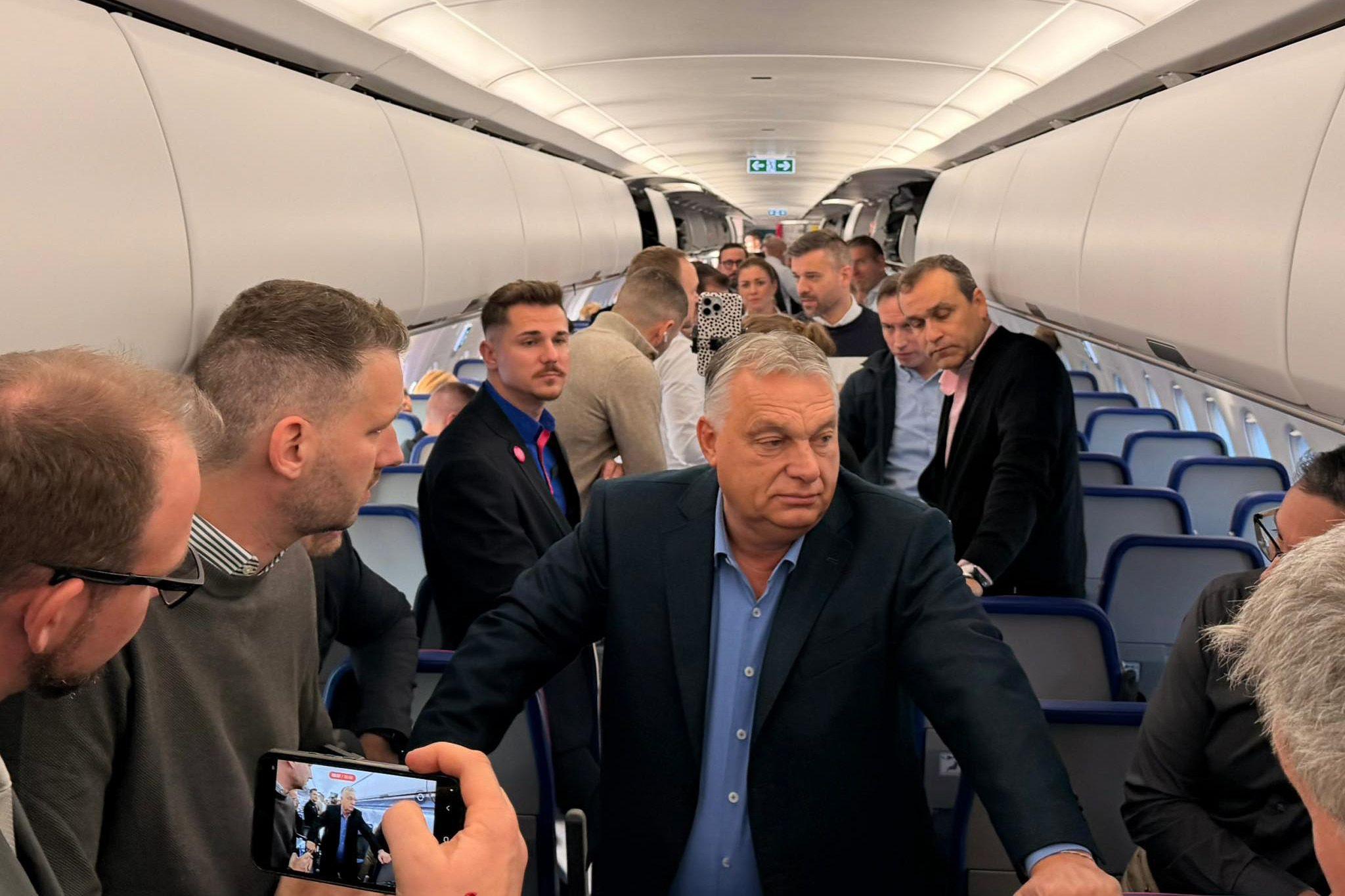 Népes delegációval és kománypárti influenszerekkel indult Washingtonba Orbán Viktor