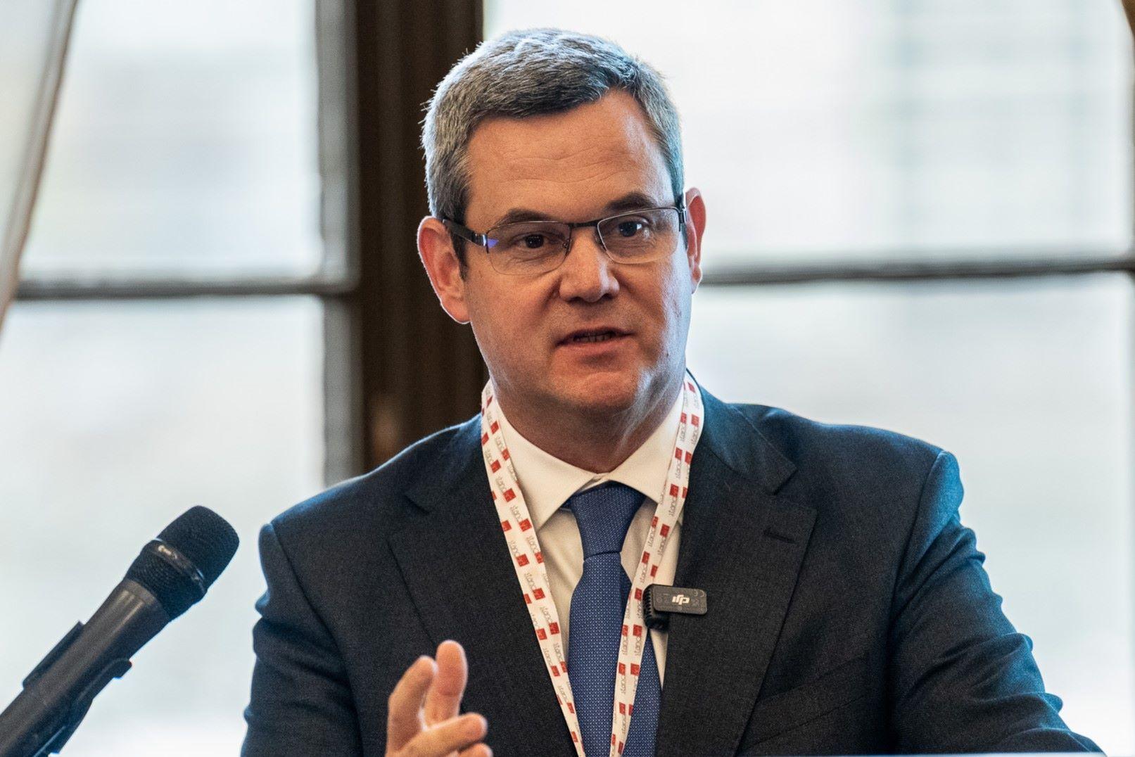 Takács Péter káromkodva szólt vissza egy édesapának, aki kifogásolta a Szent János Kórház gyermekügyeletének állapotát 