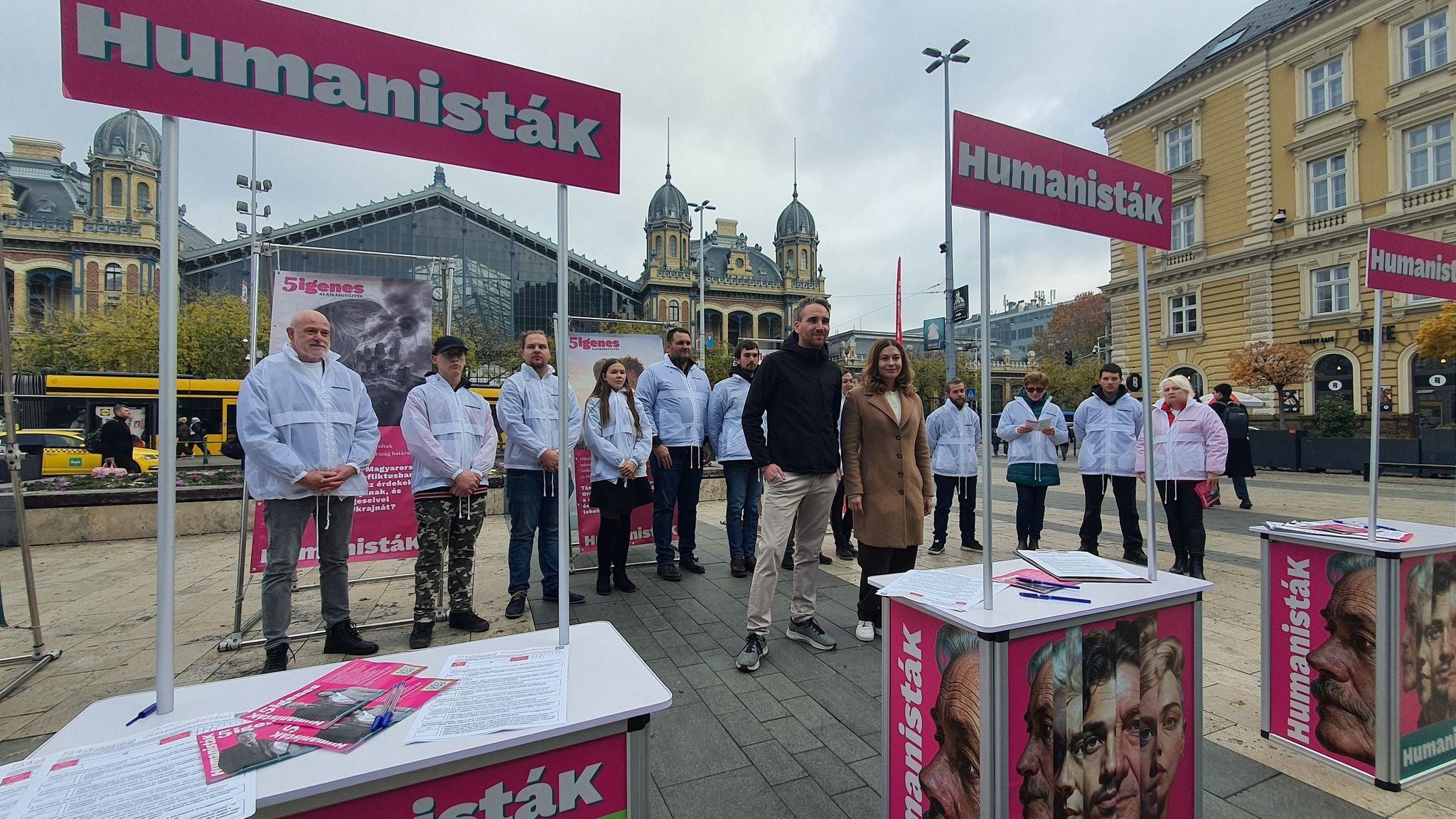 „A Párbeszéd egy romkocsmás elmélkedési kör” – A Humanisták zászlóbontásán jártunk