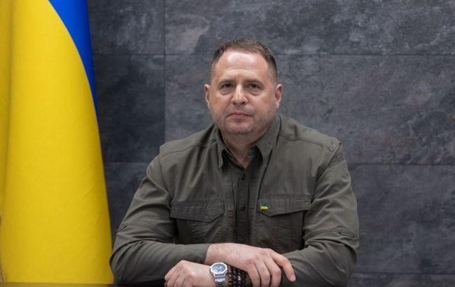 Már az ukrán elnöki hivatal vezetőjénél is vizsgálódtak a korrupcióellenes hatóságok emberei