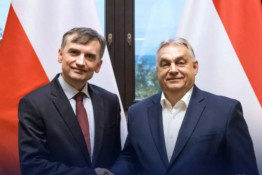 Beismerte a börtön elől menekülő volt lengyel miniszter, hogy ő kapott Orbánéktól menedékjogot