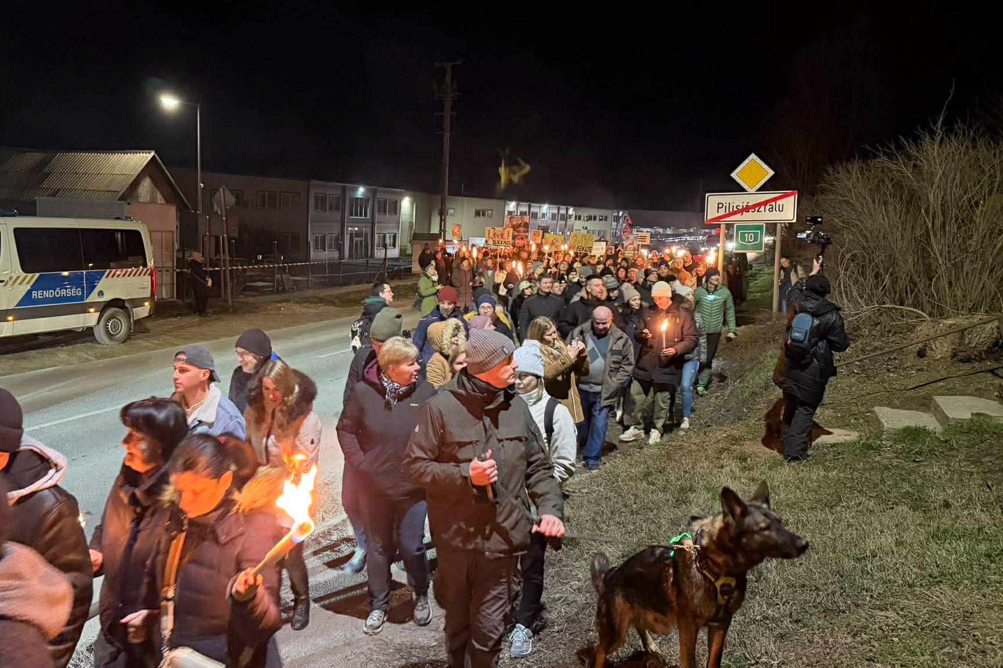 Fáklyákkal vonultak Pilisjászfalun az akkumulátor-feldolgozó ellen: „Nem adjuk a Pilist”