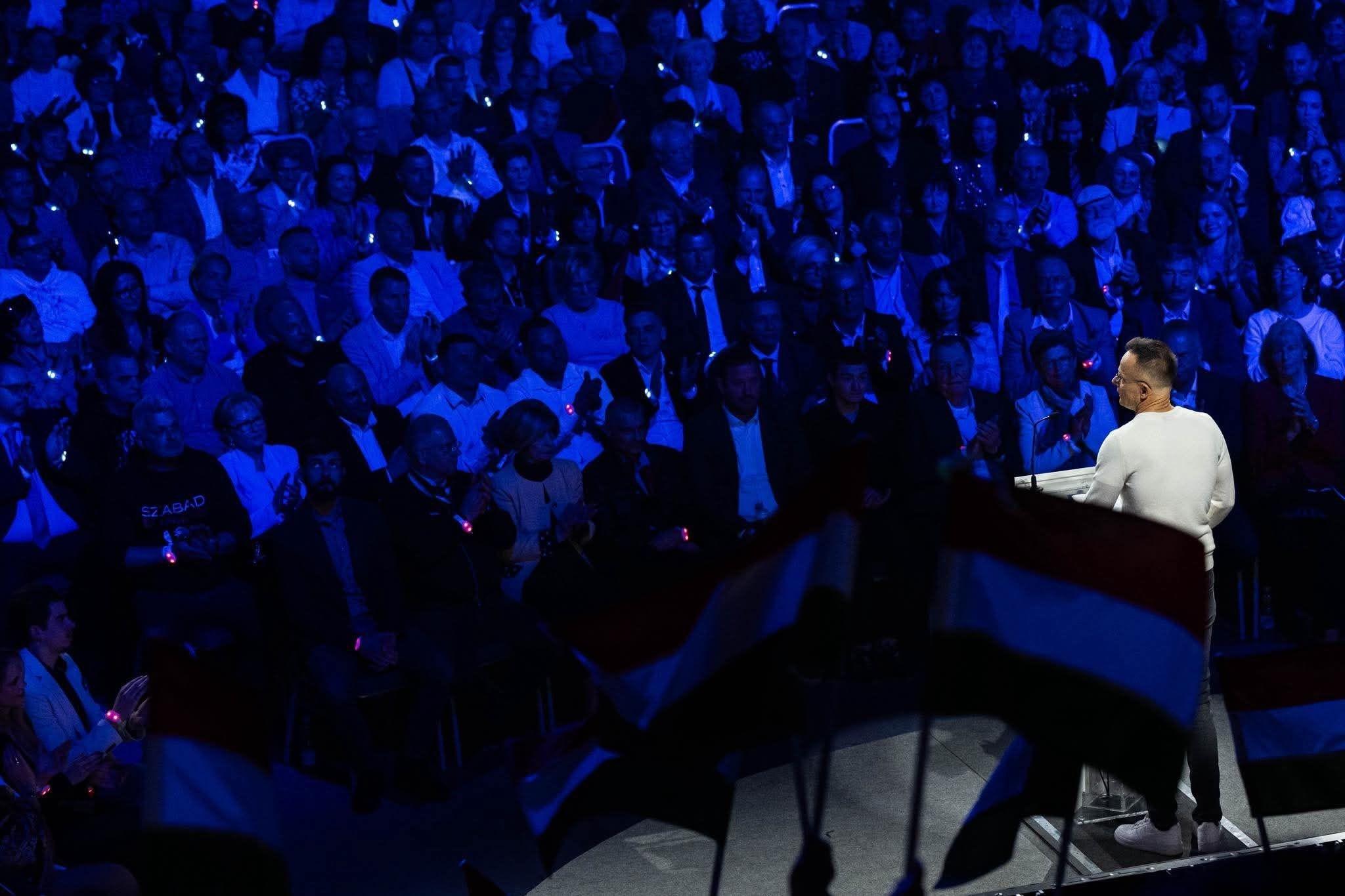 Kinek volt pofája egy most szabadult hadifoglyot a debreceni DPK-gyűlésre hívni?