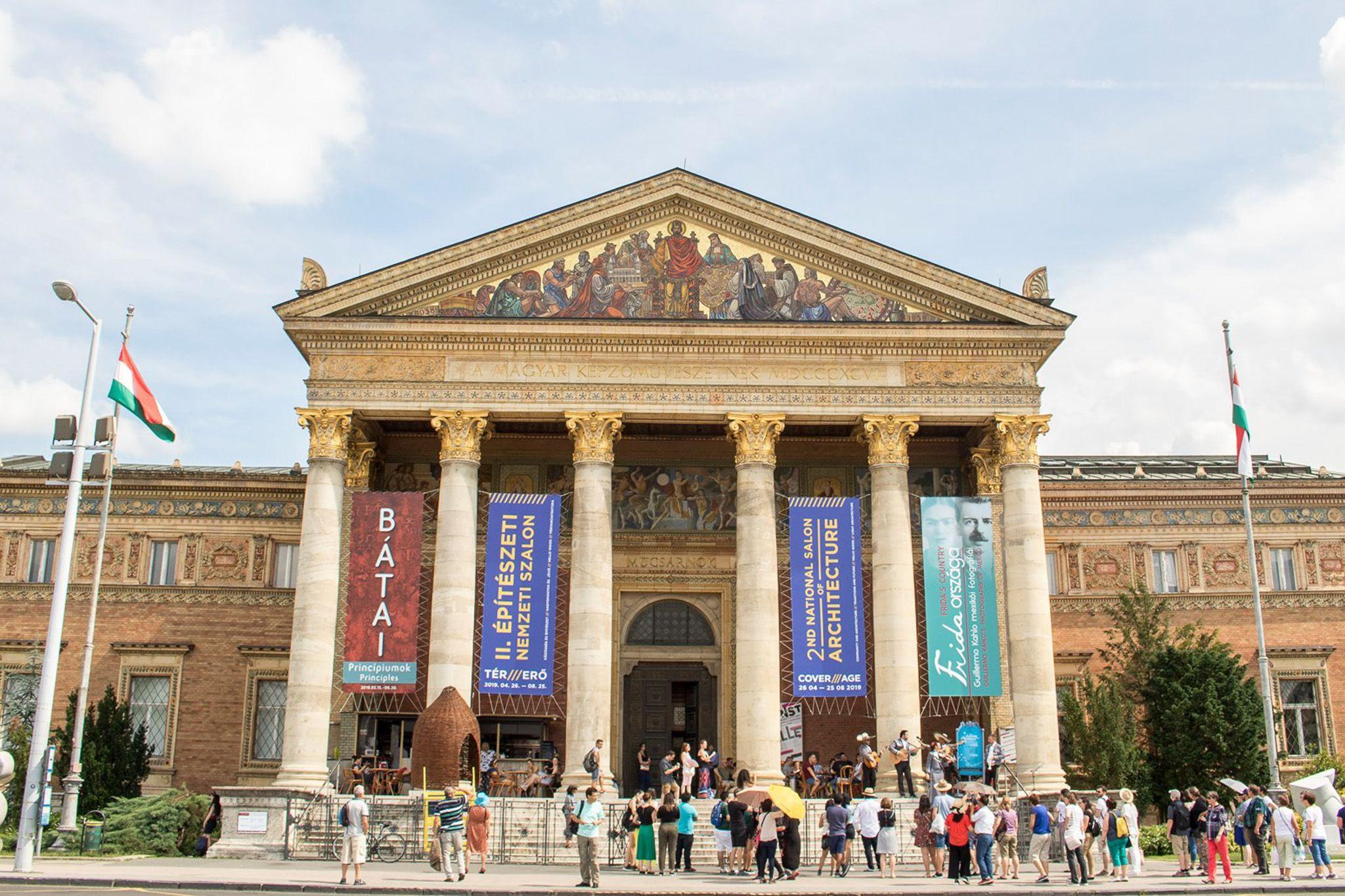 Rendszerváltást sürgetnek a képzőművészetben: a műkritikusok szerint át kell alakítani az intézményrendszert