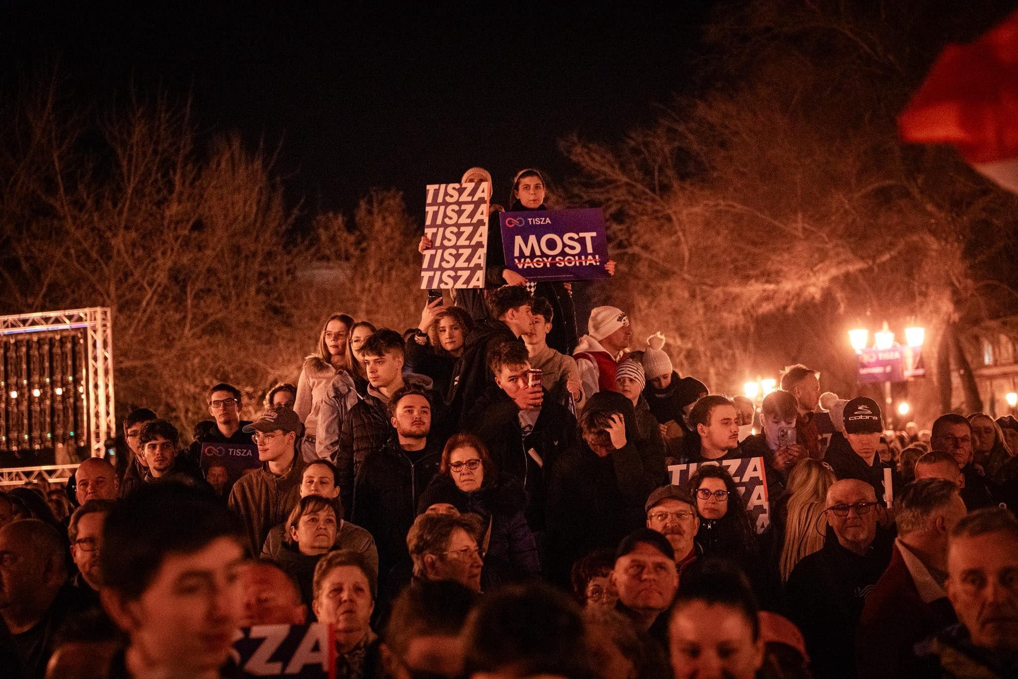 Felmérés: 14 százalékon áll a Fidesz a 30 alattiaknál, csak a 65 év feletti korcsoportban vezet