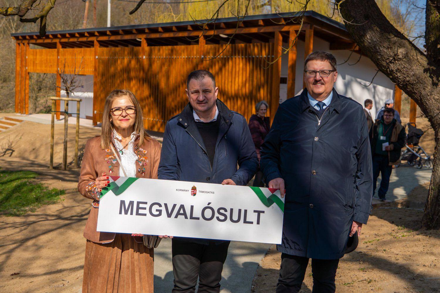 Kormánytisztviselők munkaidőben gyűjtöttek aláírásokat a fideszes jelöltnek