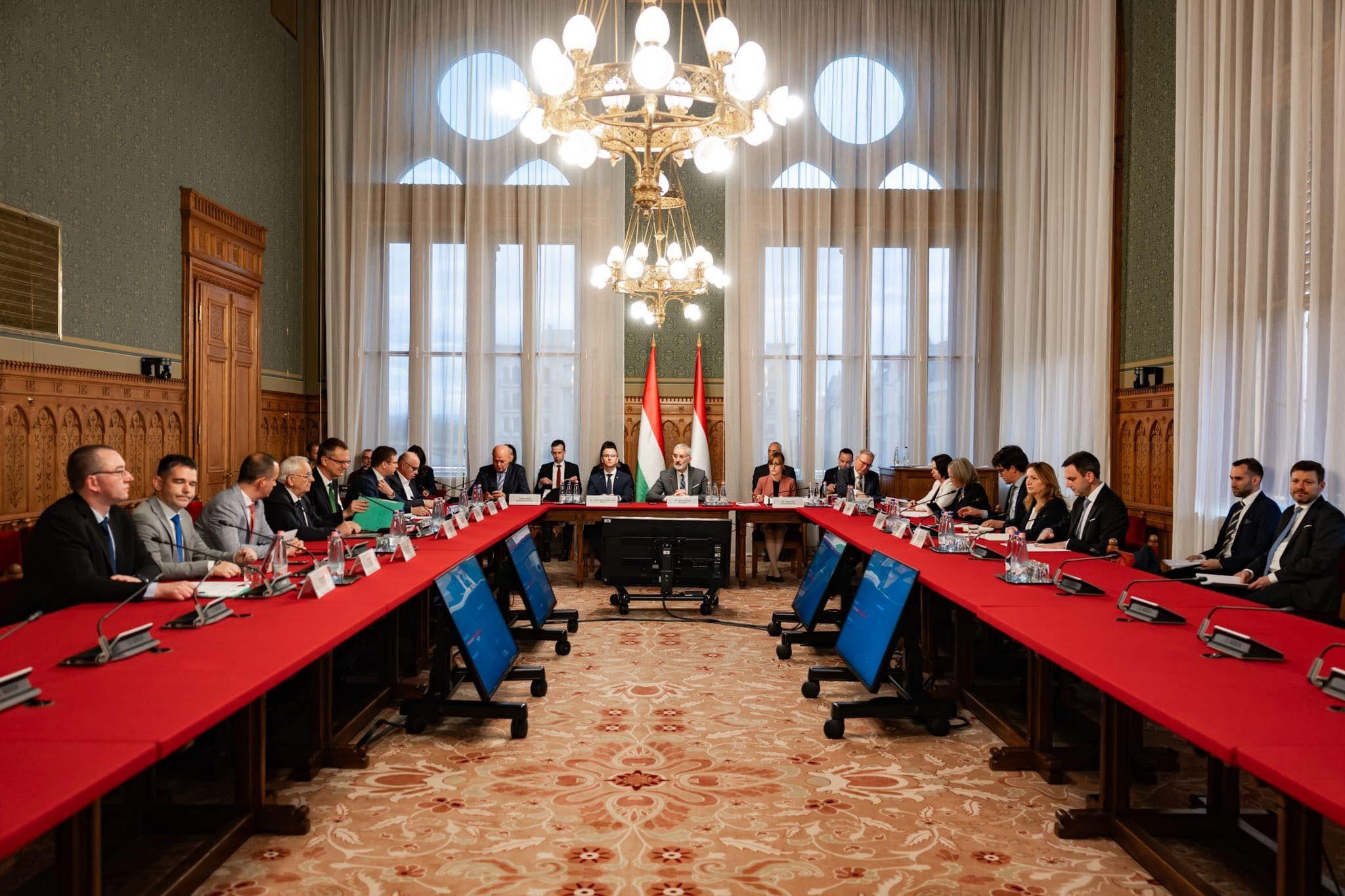 Megállapodtak a parlamenti bizottságokról, közben a veszélyhelyzet sorsa is napirendre került