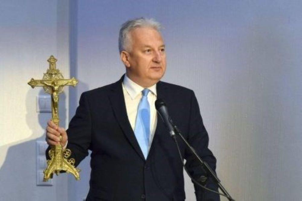 Egy KDNP-s meglepően kemény kritikája után Semjén Zsoltot elkezdte érdekelni a gyermekvédelem
