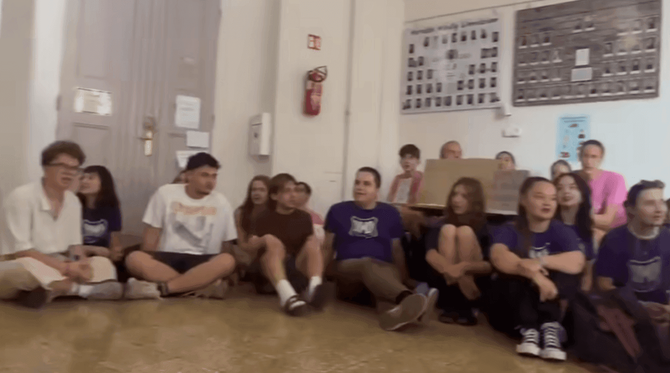 Hasonlóan rúgták ki a szentesi tanárt, mint a Fekete Pont című filmben