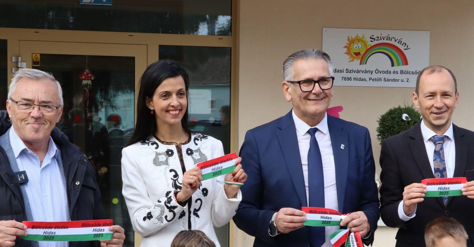 Egy két hónapja működő bölcsődében sikerült szalagot átvágni fideszes stílusban