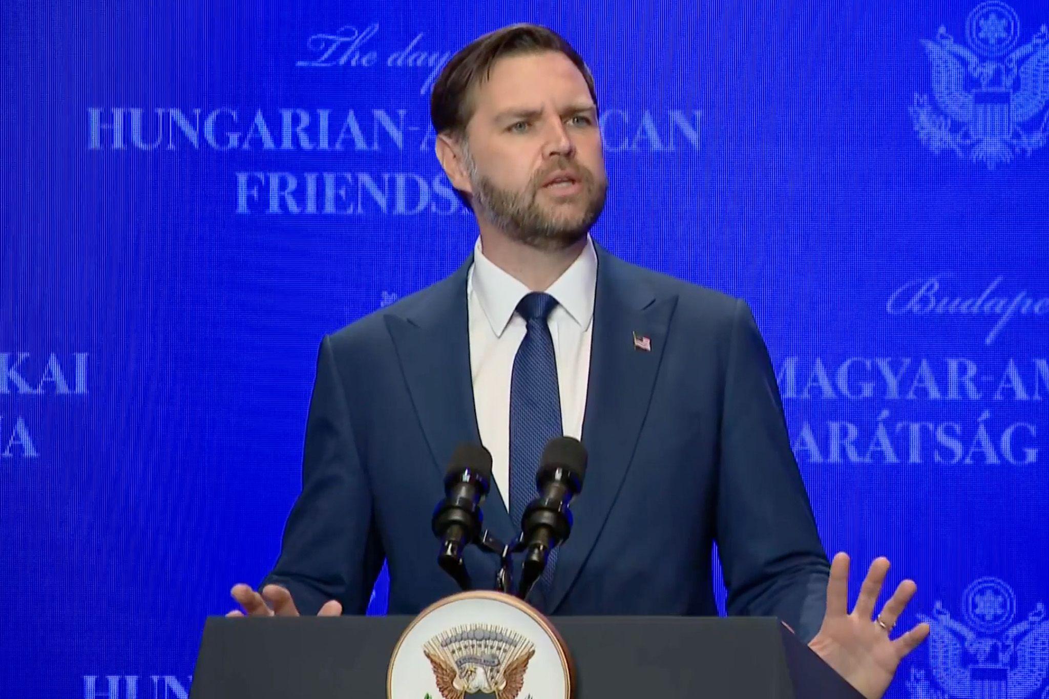 Szuverenitás amerikai segítséggel: Vance a Karmelitában kampányolt Orbán mellett