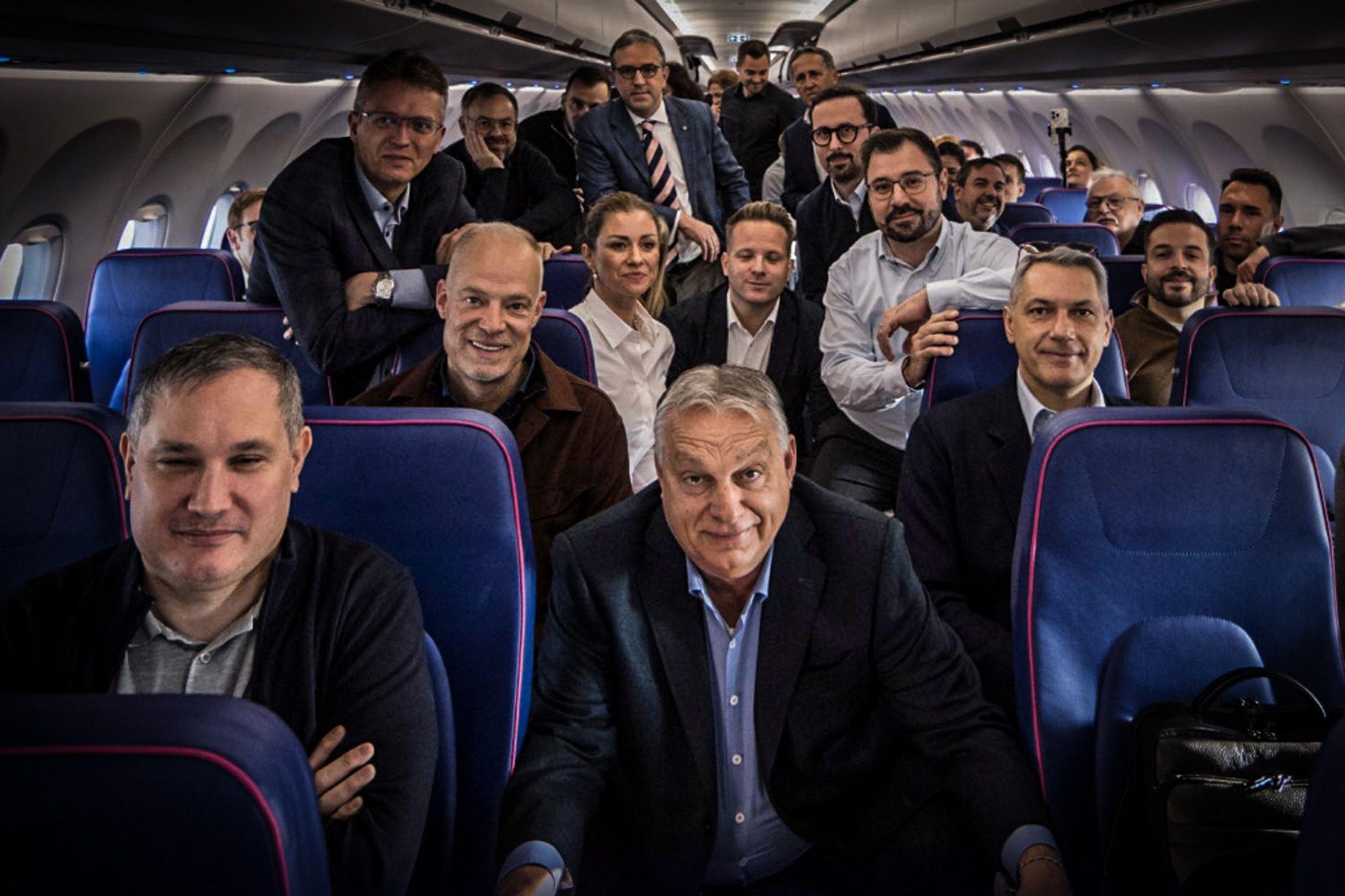 Guruló dollárokat, olcsóbb benzint és több rockzenét kívántak Orbán propagandistái