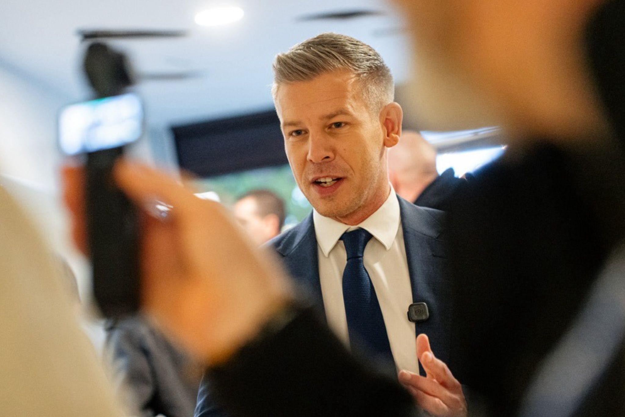 Magyar Péter Balatonfüreden: inkompetens kapkodás és parancsuralmi szemlélet uralja a kormányzást