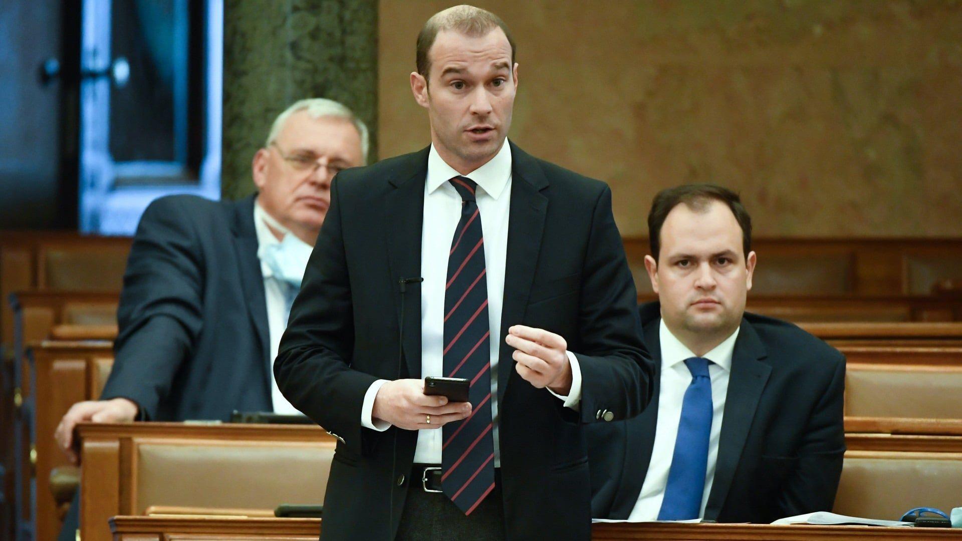 Diákok kérdezték fel Hollik Istvánt a gyermekvédelem borzalmai miatt