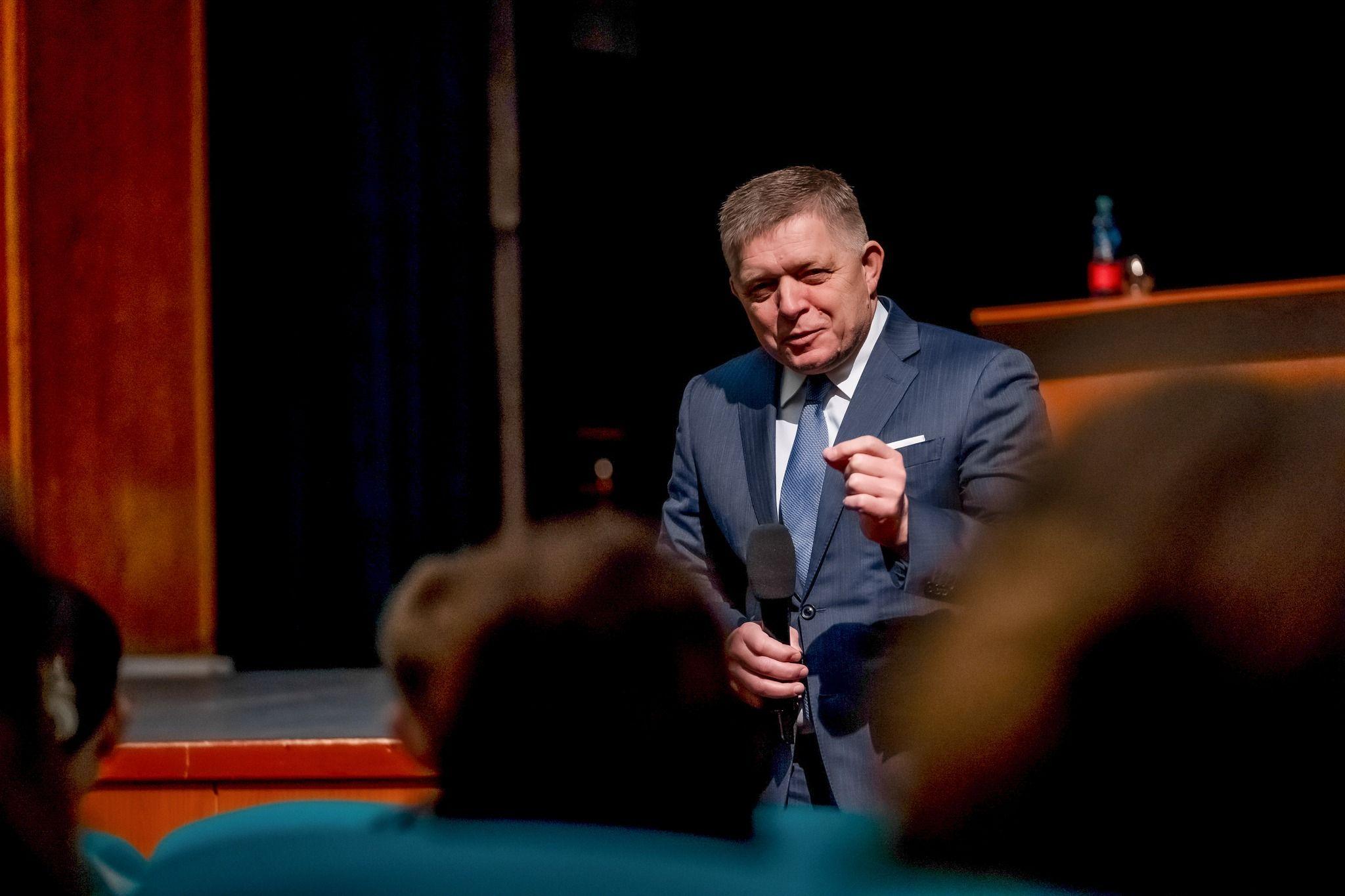 Fico nem a levegőbe beszélt: leállították az áramszállítást Ukrajnába