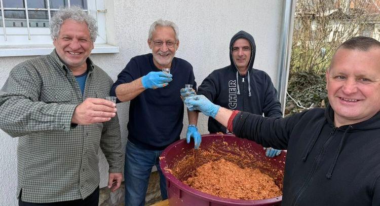 Disznótoros nagykoalíció Veszprémben: Amikor a DK-s ejtőernyős és a fideszes helytartó együtt pálinkázik