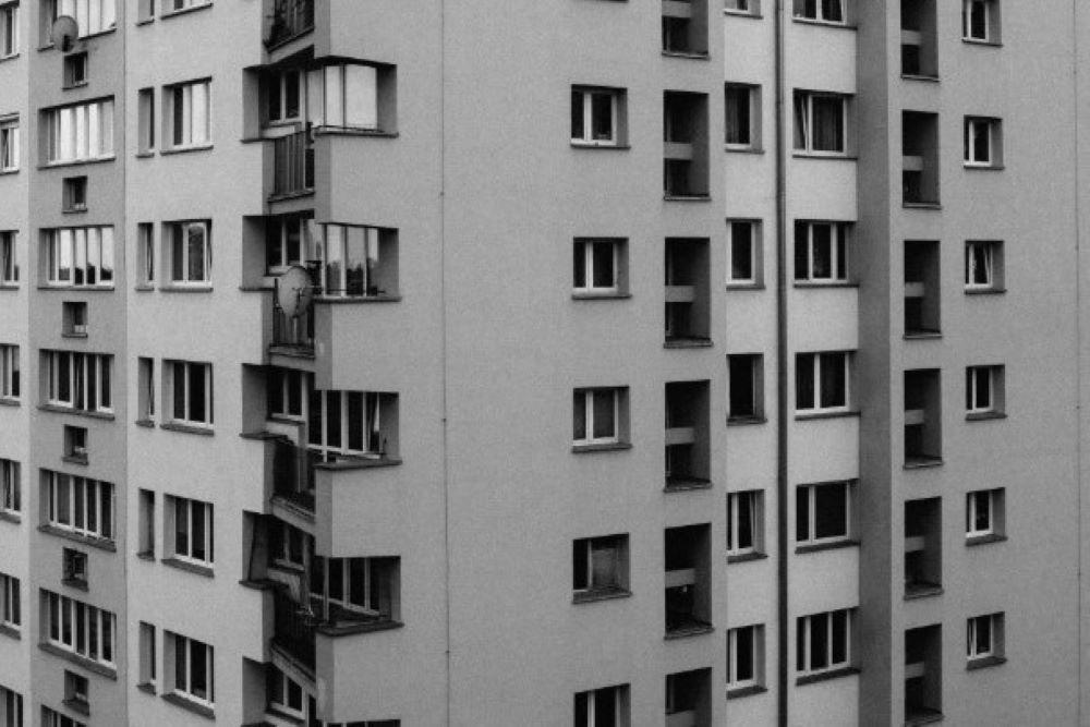 Míg a lakásárak folyamatosan nőnek, az új építésű lakások száma csökken
