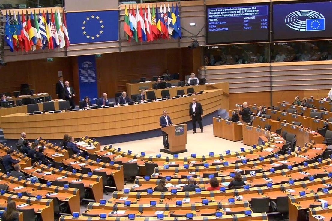 Kiverte a biztosítékot Orbánék „átláthatósági” törvénye az Európai Parlamentben is