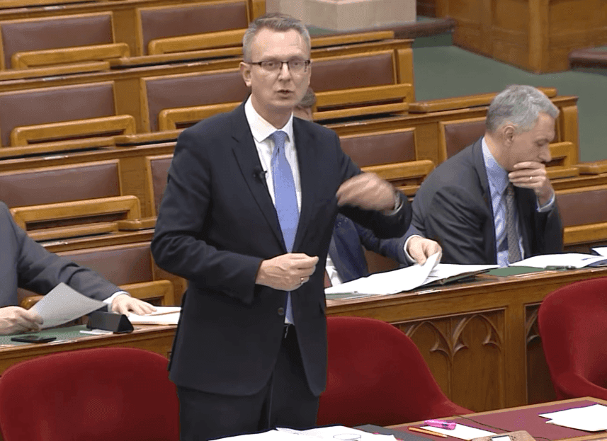 Zsoltibácsizástól és a szőlőutcázástól volt hangos az Országgyűlés - a gyermekvédelemről vitáztak a parlamentben