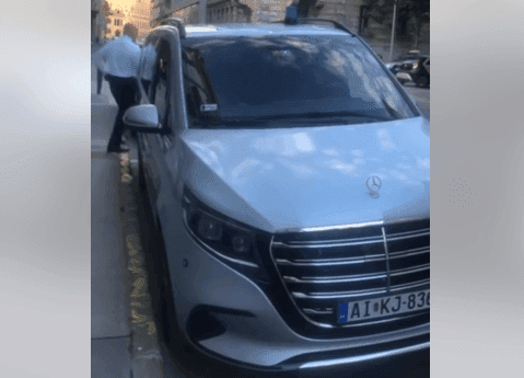 Közpénzen működtetett alapítvány adja Lázár Jánosnak a luxus Mercedest