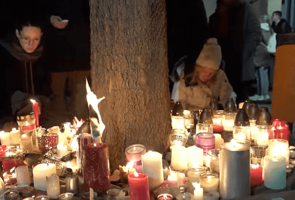 Gyertyagyújtással és üzenetekkel álltak ki a gyermekvédelemben bántalmazott fiatalok mellett a Szőlő utcában